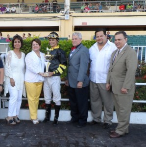 Vanessa Pintado, Administradora de ADFAN; Secretaria de la Familia, Idalia Colón; Edwin Cordero, jinete ganador; Wilfredo Padila, Luis Niietzsche y Ervin Rodriguez, presidente del hipódromo El Camarero. (Foto / Suministrada)
