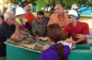 Pedro A. Rodríguez González, visitó el Barrio Sardinera, sector Las Croabas en el Municipio de Fajardo, para inspeccionar el área donde se propone construir un nuevo sistema de alcantarillado sanitario por parte de la Autoridad de Acueductos y Alcantarillados. (Foto/ Suministrada)