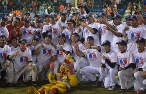 Jugadores de Orocovis posan luego de conquistar su octavo título nacional en la COLICEBA. (Foto/Suministrada)