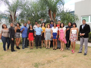 Los 16 estudiantes reconocidos, junto al Rector del Recinto de Río Grande de NUC, Rafael Navarro.