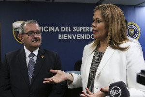 SAN JUAN, PUERTO RICO -7 DE MAYO DE 2015. LA ALCALDESA DE CANOVANAS LORNNA SOTO SE REUNE CON EL SUPERINTENDENTE DE LA POLICIA, TRAS LA ALSA EN LA INSIDENCIA CRIMINAL EN LA ZONA. FOTO GERARDO BELLO/