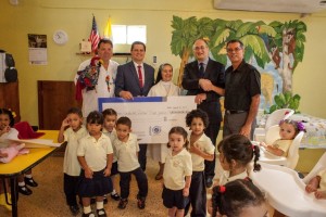 Hogar Infantil Divino Niño Jesús De izquierda a derecha Joey Stevens con Bob the Parrot de One Caribbean, Felix Lugo, Gerente de Pais de Columbus Business Solutions; Hermana Angela María Arroyave, Directora; John Maduri, Presidente de Columbus Business Solutions y Sr. Rey Castellano Calderón, Presidente de la junta directiva con los niños de pre-Kínder y párvulos. foto/ suministrada