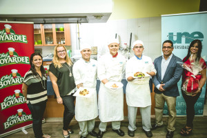 Los tres aspirantes a chef y finalistas del evento (al centro) muestran las recetas finalistas, junto a los jueces que formaron parte del Cook off Challenge culinario. De izquierda a derecha: Edga Irizarry, Gerente de Desarrollo de Negocios de ConAgra Foods, Tatiana Hernández, periodista de Sal.pr, los finalistas Jonathan Lugo, Roberto García y Ángel Guadalupe de la Escuela de Artes Culinarias de la Universidad del Este, Mario Rodríguez, gerente de marca de Chef Boyardee y demostradora de la marca Chef Boyardee. foto/ suministrada
