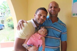 Rey "El Maestro" Ojeda junto a su padre, Rodolfo Ojeda, y su pequeña.
