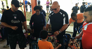 La entrega de mochilas y efectos escolares beneficia cerca de 2,000 personas año tras año. (Foto/Suministrada)