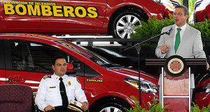 El jefe del Cuerpo de Bomberos, Ángel A. Crespo Ortiz, junto al gobernador, Alejandro García Padilla. (Foto/Suministrada)