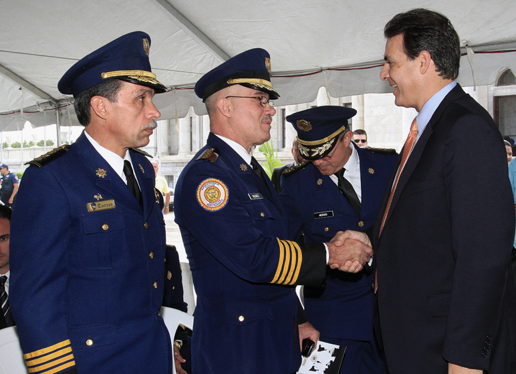 Bhatia firma medida para beneficiar con Seguro Social a agentes de la Policía de Puerto Rico.