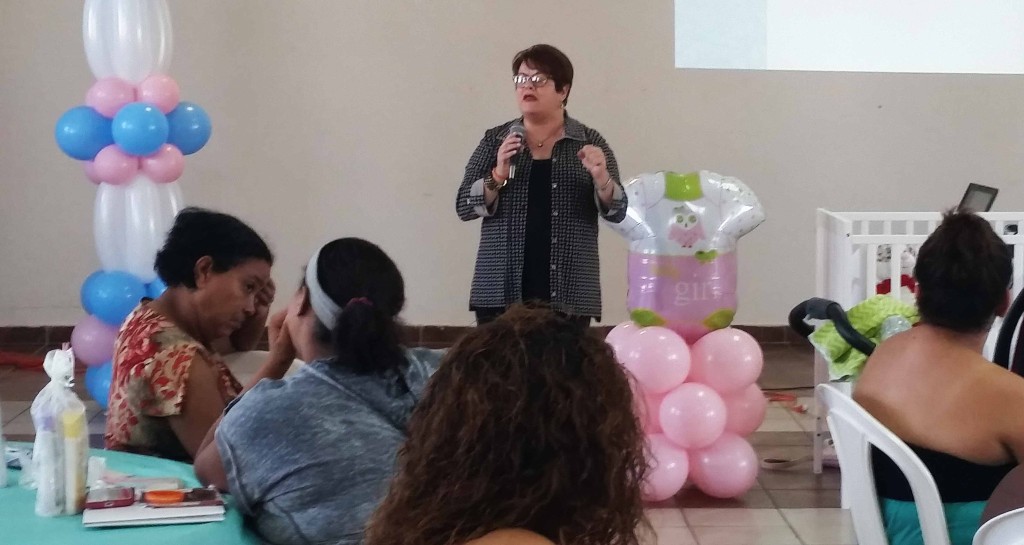 La secretaria del Departamento de la Familia, Idalia Colón Rondón, se dirige a las participantes presentes durante la actividad de entrega de cunas a futuras madres, evento celebrado hoy en la Casa Alcaldía de Luquillo. (Foto/Suministrada)
