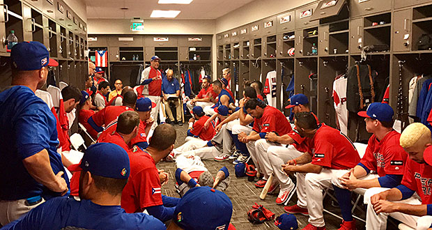 El dirigente nacional Edwin Rodríguez se expresa ante los jugadores en el camerino. (Foto/Suministrada)