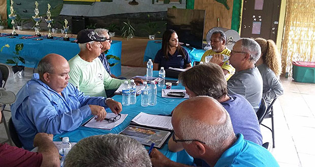 Tania Vázquez Rivera, secretaria del Departamento de Recursos Naturales y Ambientales (DRNA), reunida con pescadores. (Foto/Suministrada)