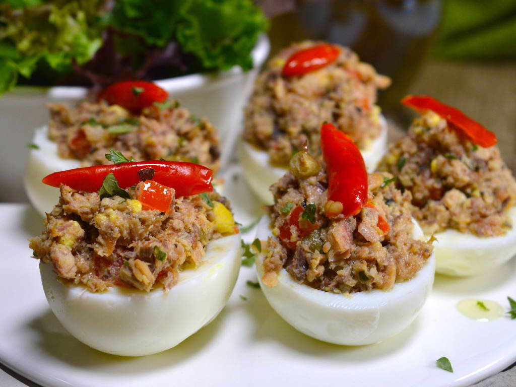 Huevos endiablados rellenos con sardina en aceite picante
