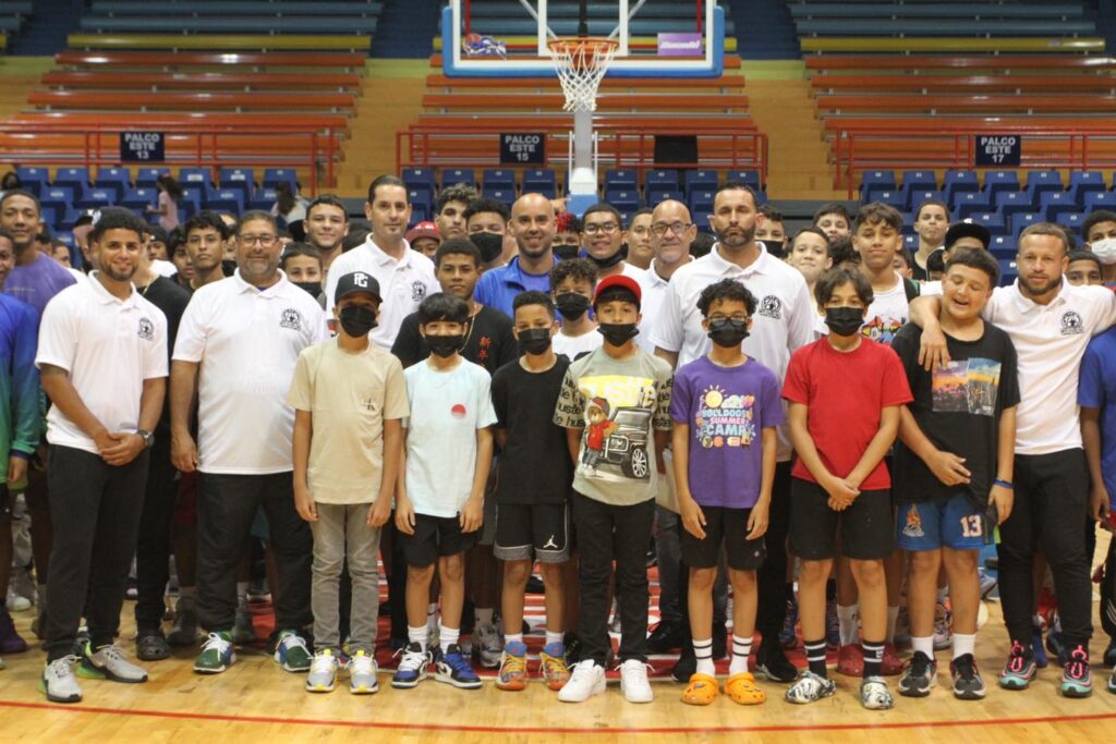 Alcalde de Fajardo entrega uniformes a equipos de Torneo de Colores