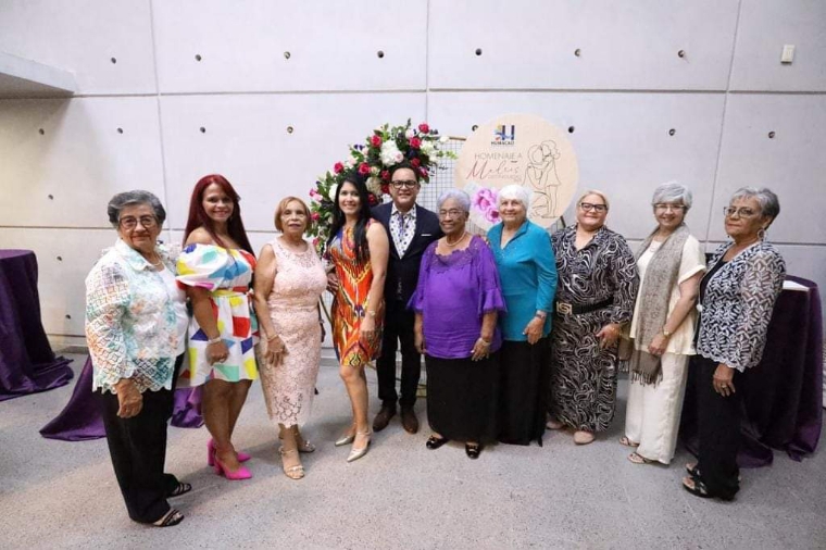 Alcalde rinde homenaje a Madres Humacaeñas 2023