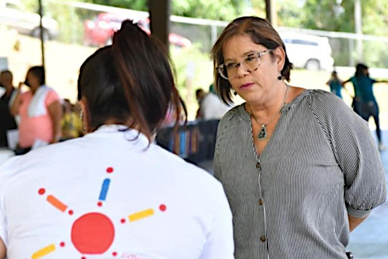 Wanda del Valle escucha los reclamos de una víctima de violencia doméstica. (Foto/Suministrada)