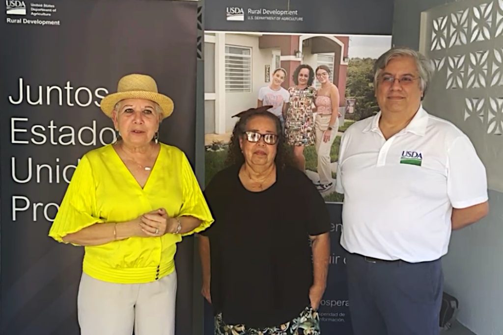 De izquierda a derecha, alcaldesa Nazario Fuentes, Iris Lorenzo Manso y Maximiliano Trujillo-Ortega. (Foto/Suministrada)