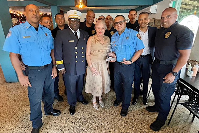Alcaldesa Julia Nazario Fuentes con grupo de bomberos. (Foto/Suministrada) 