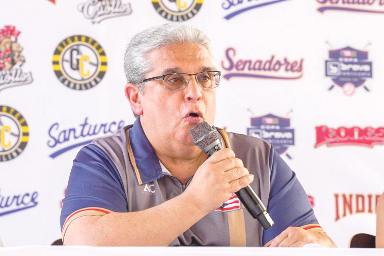 Juan A. Flores Galarza, presidente de la LBPRC, se dirige a los medios en la conferencia de prensa sobre el inicio de la temporada 2024-25. (Foto/Suministrada)