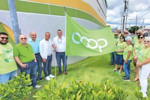 La ceremonia, organizada por el Comité de Educación de la Junta de Directores, reunió a miembros de la junta, empleados, socios y al alcalde de Las Piedras, Miguel “Micky” López.
(Foto/Suministrada)