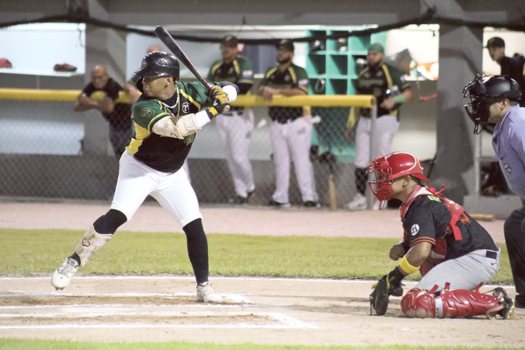 Félix Correa, de los Jueyeros de Maunabo, decidió el partido en la entrada 15. (Foto/Suministrada)