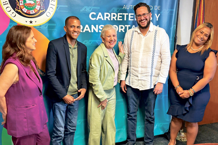 De izquierda a derecha, Lizzette Lugo de la ACT, licenciado Joel Osorio, doctor Edwin González, alcaldesa Julia Nazario y Yeidimar Escobar del municipio de Loíza. (Foto/Suministrada)