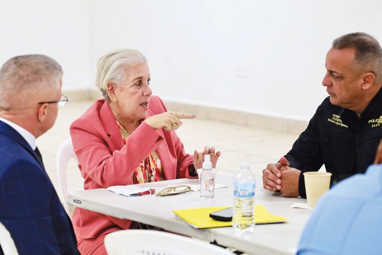 Secretario Alexis Torres, alcaldesa Julia Nazario
y coronel Antonio Figueroa. (Foto/Suministrada)