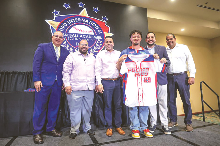 El secretario del DRD, Héctor Vázquez; secretario de Educación, Eliezer Ramos; senador de Guayama, Rafael Santos; presidente de WIPR, Jorge Pagán; el director del torneo, Ángel Herrera, y el pelotero, José Avilés. (Foto/Suministrada)