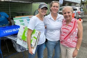  De izquierda a derecha, Jami Claypoole e Inés Ifarraguerri de LimPiaR, junto a la alcaldesa Nazario Fuentes. (Foto/Suministrada)