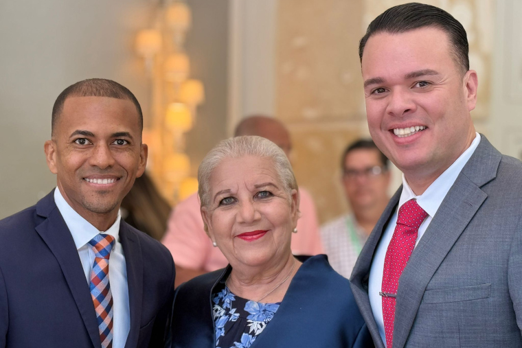 En la foto, de izquierda a derecha, el licenciado Joel Osorio Chiclana, presidente de la Legislatura Municipal de Loíza,; la alcaldesa de Loíza Julia Nazario Fuentes y el secretario de asuntos públicos de La Fortaleza, licenciado Hiram Torres Montalvo. (Foto/Suministrada)