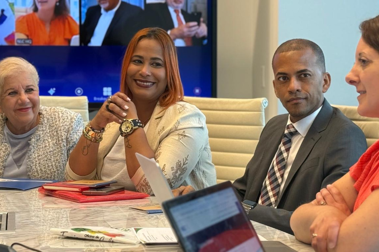 Foto durante el encuentro, de izquierda a derecha, alcaldesa Julia Nazario Fuentes, la directora de planificación Yeidimar Escobar del Valle, el presidente de la Legislatura Municipal, licenciado Joel Osorio Chiclana y Carolyn Berndt, quien funge como directora legislativa para asuntos de sostenibilidad de la Liga Nacional de Ciudades. (Foto/Suministrada) 
