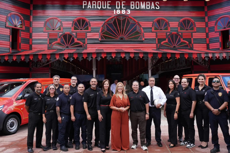  Alcaldesa de Ponce Marlese Sifre y Cuerpo de Bomberos de la ciudad señorial dan la bienvenida a los modelos Mercedes-Benz que estarán desplegados en el Parque de Bombas por 12 semanas durante la restauración del a la Perla del Sur.   Ejecutivos de Mercedes Benz of Ponce adoptan la restauración del camion de servicio de la histórica estación. (Foto/Suministrada) 