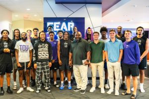 Stevin "Hedake" Smith con el equipo de baloncesto de la Universidad Cristiana de Texas después de entregar una charla inspiradora. (foto/stevinhedakesmith.com)