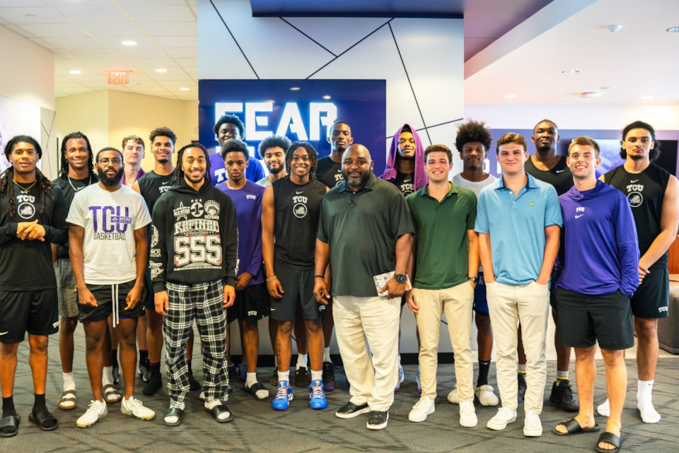 Stevin "Hedake" Smith con el equipo de baloncesto de la Universidad Cristiana de Texas después de entregar una charla inspiradora. (foto/stevinhedakesmith.com)
