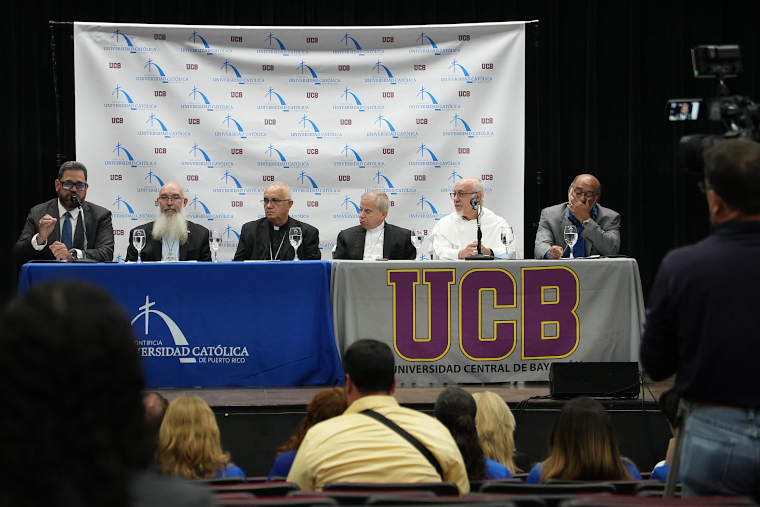 De izquierda a derecha:  Licenciado José Antonio Frontera Agenjo, presidente de la Pontificia Universidad Católica de Puerto Rico; padre Obispo Rubén Antonio González Medina, gran canciller de la PUCPR y obispo de la Diócesis de Ponce; Monseñor Ángel Luis Ríos Matos, obispo de la Diócesis de Mayagüez; Monseñor Roberto González Nieves, Arzobispo de la Arquidiócesis de San Juan; Arzobispo de San Juan Fray Oscar Morales Cruz, presidente interino Universidad Central de Bayamón y Dr. Félix Cortés, Rector Interino de la UCB. (Foto/Suministrada)
