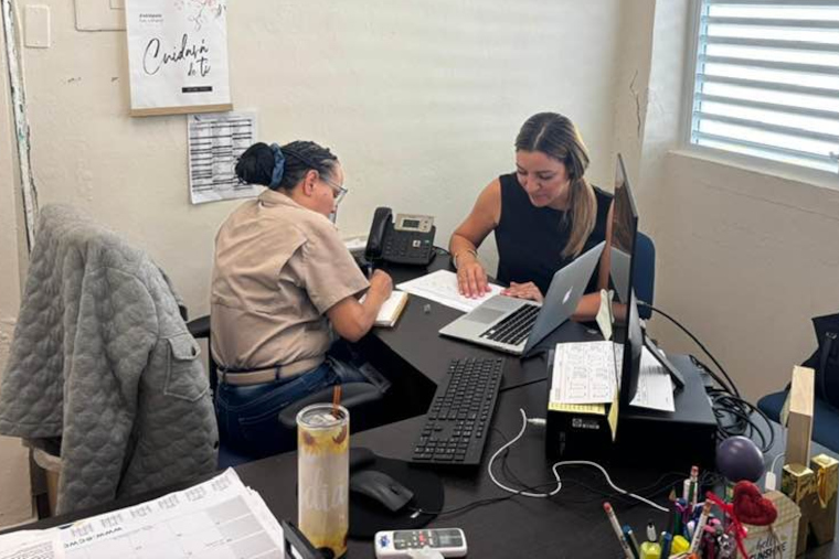  Nydia W. Ortiz Velázquez, Directora de la Oficina de Servicio y Gestión al Naguabeño junto a la Sra. Sacha Pomales. (Foto/Municipio de Naguabo)