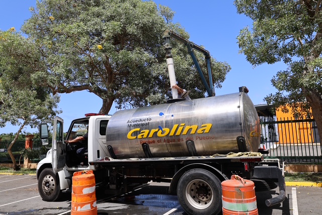 Carolina distribuye más de 98,000 galones de agua potable y entrega 3,000 cajas casa por casa