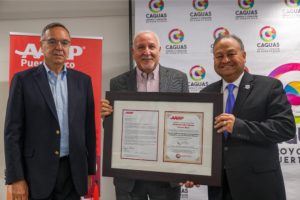 El alcalde de Caguas, William Miranda Torres, recibe el certificado por la
integración de la ciudad a la Red de AARP de Estados y Comunidades Amigables con los Adultos Mayores. (Foto/Suministrada)