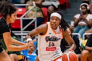 Las Gigantes (1-1) se llevaron la victoria el martes, 26 de agosto, 71-66, frente a las Pollitas de Isabela, comandadas por Teana Muldrow, quien terminó con 21 puntos y 14 rebotes. (Foto/Suministrada)