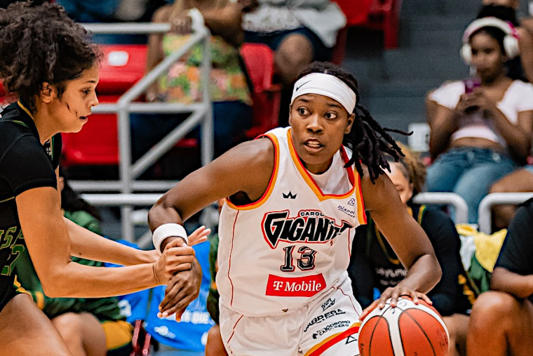 Las Gigantes (1-1) se llevaron la victoria el martes, 26 de agosto, 71-66, frente a las Pollitas de Isabela, comandadas por Teana Muldrow, quien terminó con 21 puntos y 14 rebotes. (Foto/Suministrada)
