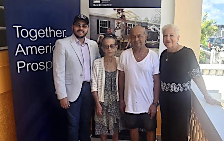 De izquierda a derecha, Nelson R Albino director de USDA Rural Development en Puerto Rico, Héctor y María Ortiz, junto a la alcaldesa de Loíza, Julia Nazario Fuentes. (Foto/Suministrada)