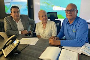 De izquierda a derecha, Nazario Lugo, asesor municipal, alcaldesa Julia Nazario y vicealcalde Luis Rafael Ortiz Escobar. (Foto/Suministrada)