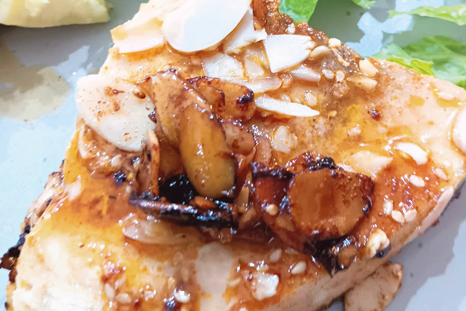 Lomos de atún a la plancha en salsa de pimentón dulce