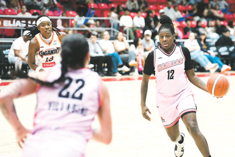 La importada Amanda Paschal (con el balón) debutó con un canasto restando un segundo para guiar a las Criollas a una apretada victoria sobre las Gigantes. (Foto/Suministrada)  