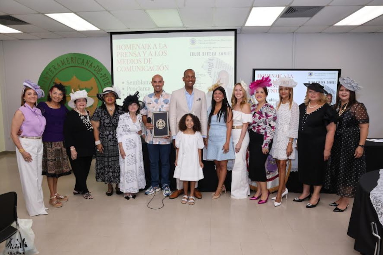 Momento en que se realiza el homenaje al reportero Julio Rivera Saniel por parte del Club Cívico de Damas de Puerto Rico, Capítulo de Fajardo, y del alcalde de dicha ciudad, José Aníbal “Joey” Meléndez, quien también le entregó una proclama como parte del reconocimiento. (Foto/Suministrada)