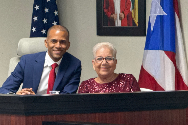 De izquierda a derecha, licenciado Joel Osorio Chiclana, presidente de la Legislatura Municipal y la alcaldesa de Loíza, Julia Nazario Fuentes. (Foto/Suministrada) 