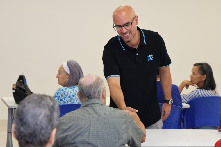 José Aníbal Meléndez Méndez, alcalde del Municipio Autónomo de Fajardo, comparte con un ciudadano.(Foto/Suministrada)