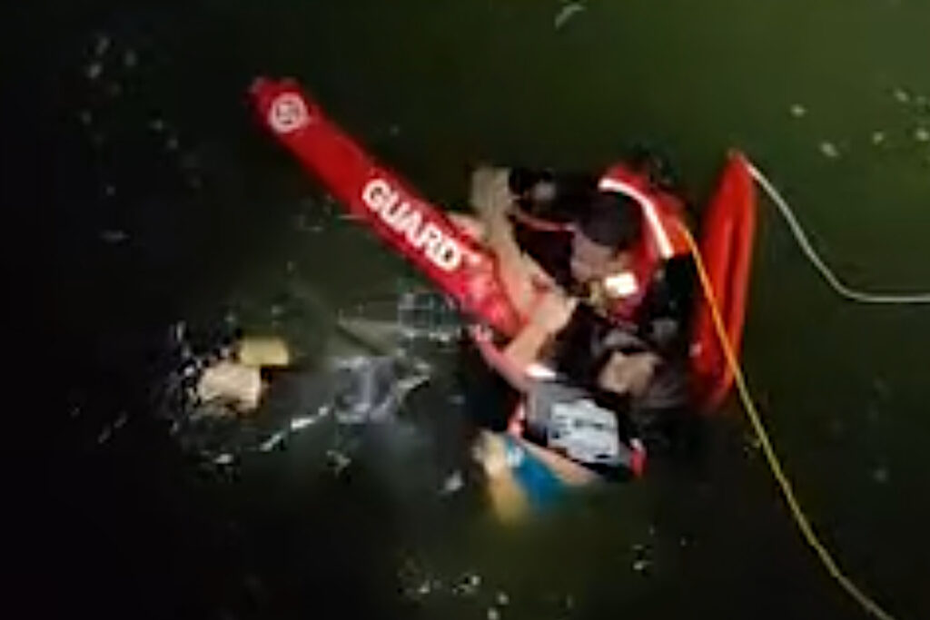 Rescate en la Laguna San José, San Juan. (Foto/Municipio de Carolina)